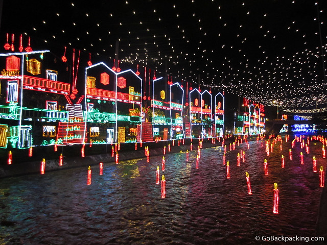 Red lights In addition to white sections of lights and candles, there were also red, blue and green