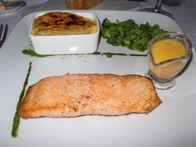 Fresh salmon with hollandaise sauce