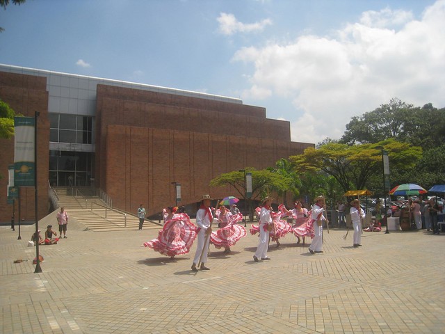 Dance performance in front of EAFIT's library
