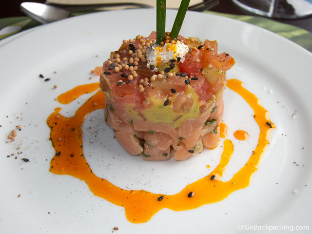 Tartare de salmon sobre blini (salmon with chives, avocado, and cubed tomatoes)