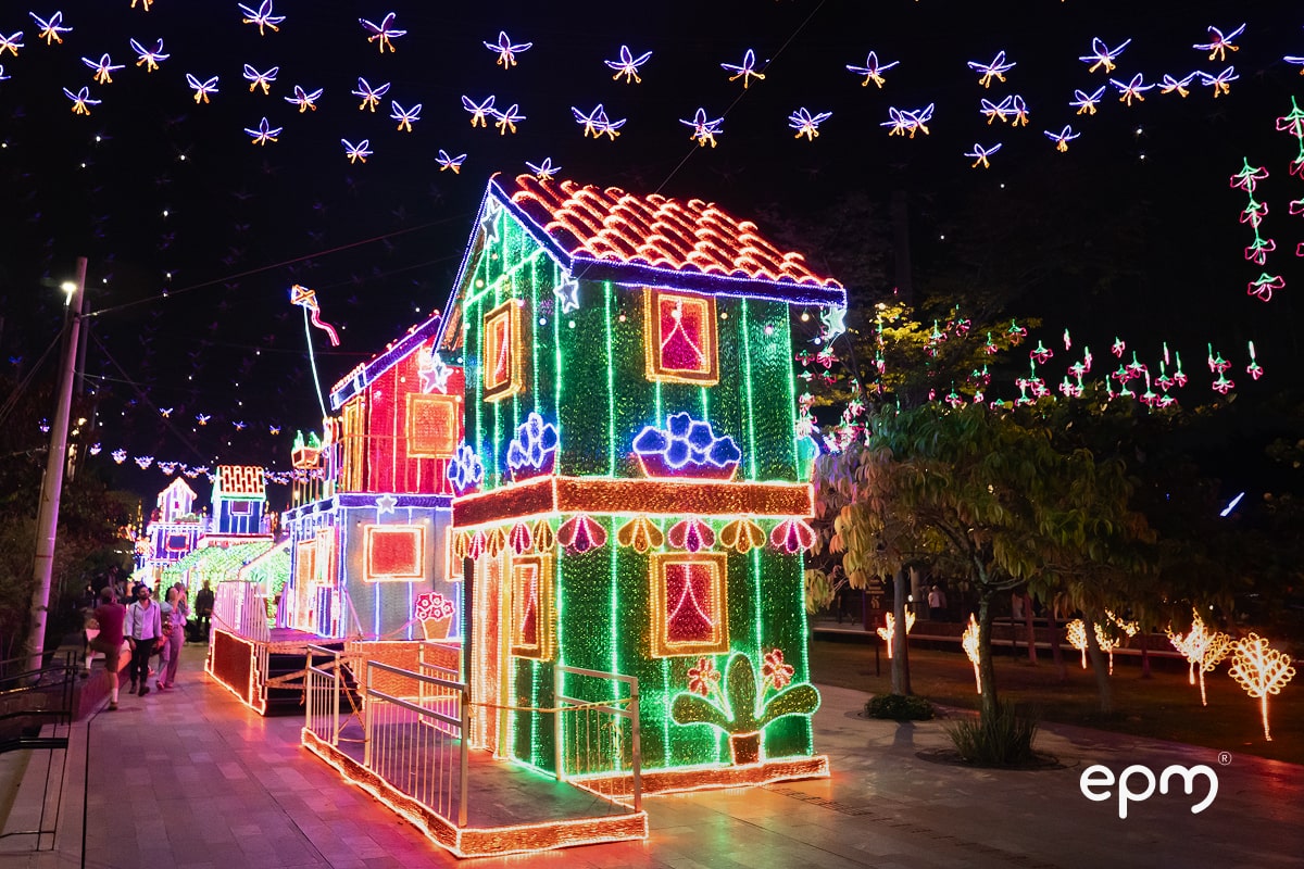 Traditional Antioquia-style houses decorated with Christmas lights in Medellín Alumbrados EPM